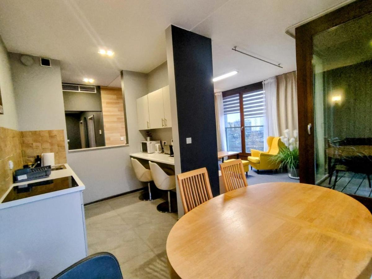 Kolejowa Komfort Z Parkingiem Apartmán